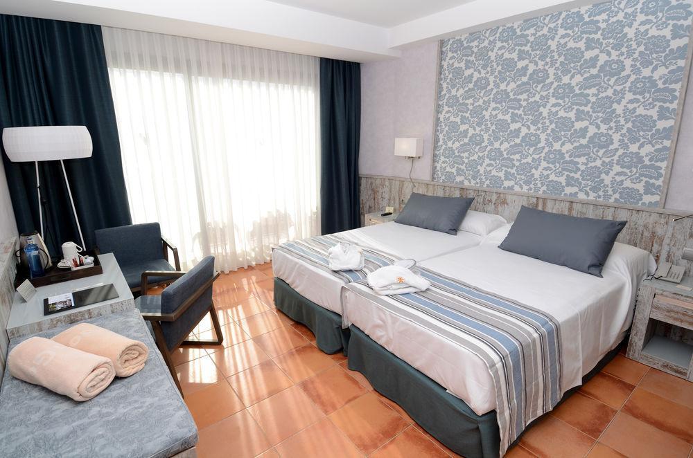 Hotel Catalonia Ses Estaques - Adults Only Santa Eulalia del Río Exterior foto